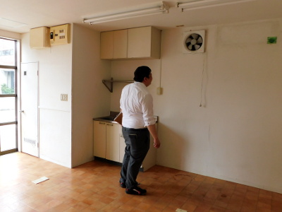 物件担当者が修繕ヵ所の目視をしています