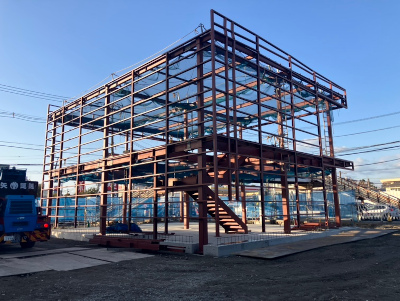 2026年2月28日　千葉県船橋市宮本ダイワサイクル船橋店鉄骨建て方二日目の様子　鉄骨が組みあがっています