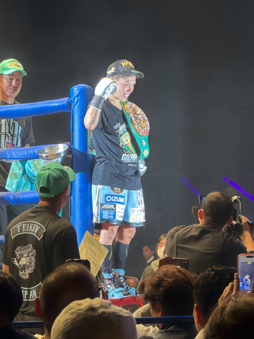 2026年3月15日（日）WBC世界ライトフライ級タイトルマッチの勝者。帝拳ジムの岩田翔吉選手がチャンピオンベルトを担いでガッツポーズをしているようす