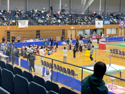 2026年3月21日（土）第3回寺本明日香カップ会場。 小さいこどもたちの表彰式の様子です。名前を呼ばれたら、元気よく返事をして、手を挙げて表彰台に見立てた黄色いマットの上に上ります。入賞の商品は、株式会社ポケモンのポケモングッズでした。